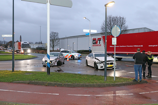 Twee auto’s zwaar beschadigd bij ongeval op kruising aan de Pakketweg Waalwijk