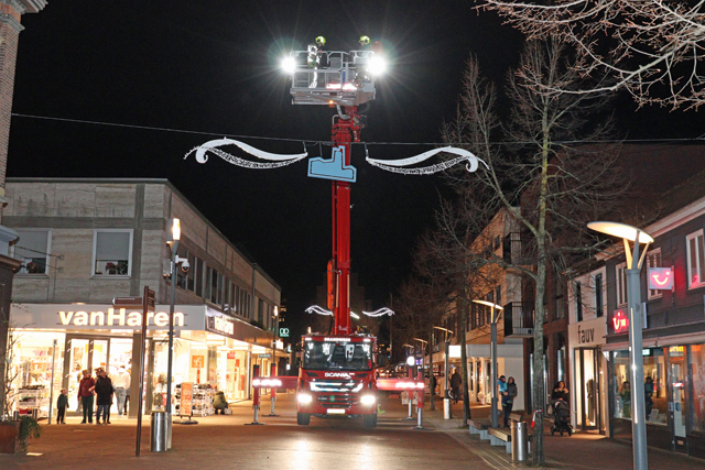 Feestverlichting hangt los in centrum aan de Stationsstraat Waalwijk