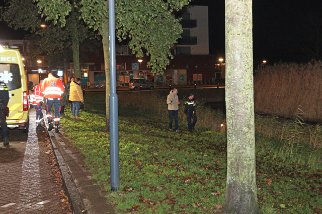 Omstander redt man uit het ijskoude water aan de Klaproosstraat Waalwijk