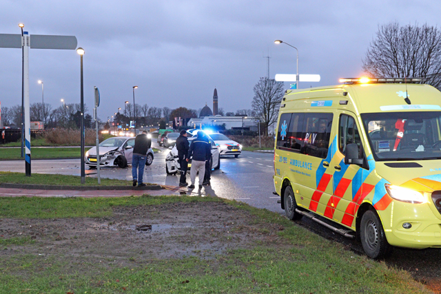 Twee auto’s zwaar beschadigd bij ongeval op kruising aan de Pakketweg Waalwijk