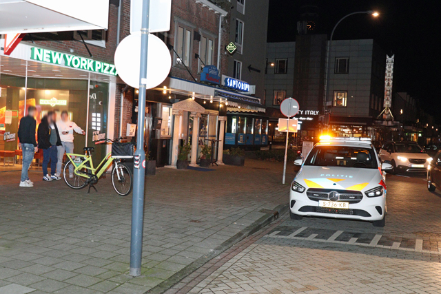 Man vernield ruit met knuppel bij New York Pizza aan de Grotestraat Waalwijk