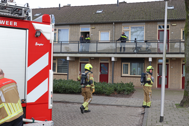 Doorgedraaide man sticht brand in zijn eigen appartement aan de Bernard Zweersstraat Waalwijk