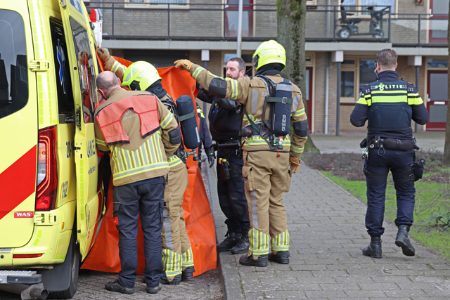 Doorgedraaide man sticht brand in zijn eigen appartement aan de Bernard Zweersstraat Waalwijk