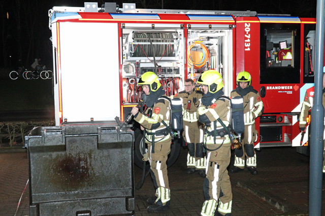 Brandweer blust containerbrand aan de Burg. van der Klokkenlaan Waalwijk