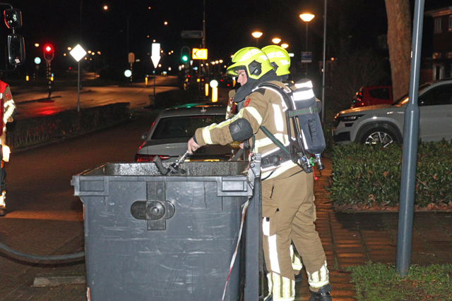 Brandweer blust containerbrand aan de Burg. van der Klokkenlaan Waalwijk