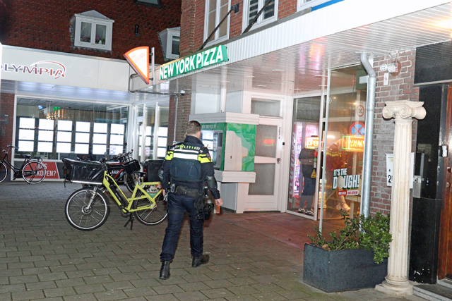 Man vernield ruit met knuppel bij New York Pizza aan de Grotestraat Waalwijk
