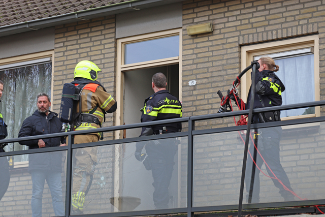 Doorgedraaide man sticht brand in zijn eigen appartement aan de Bernard Zweersstraat Waalwijk