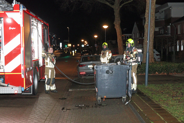 Brandweer blust containerbrand aan de Burg. van der Klokkenlaan Waalwijk