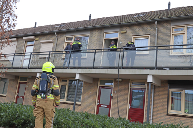 Doorgedraaide man sticht brand in zijn eigen appartement aan de Bernard Zweersstraat Waalwijk