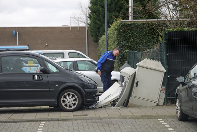 Bestuurder rijdt stroomkast van betaalsysteem en slagbomen uit de grond aan De Els Waalwijk