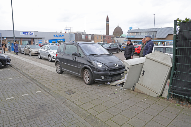 Bestuurder rijdt stroomkast van betaalsysteem en slagbomen uit de grond aan De Els Waalwijk