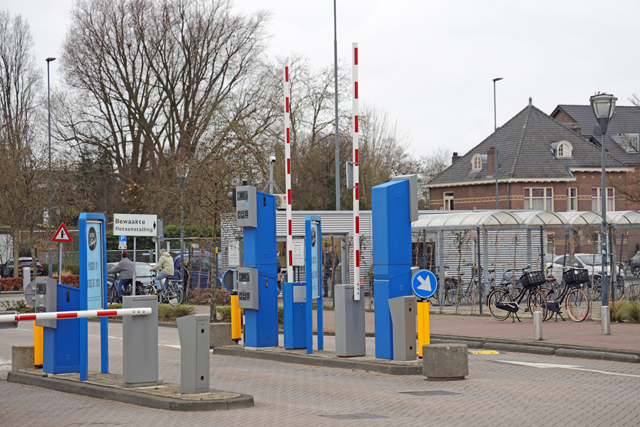 Bestuurder rijdt stroomkast van betaalsysteem en slagbomen uit de grond aan De Els Waalwijk