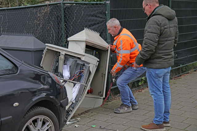 Bestuurder rijdt stroomkast van betaalsysteem en slagbomen uit de grond aan De Els Waalwijk