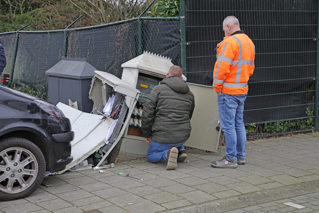 Bestuurder rijdt stroomkast van betaalsysteem en slagbomen uit de grond aan De Els Waalwijk