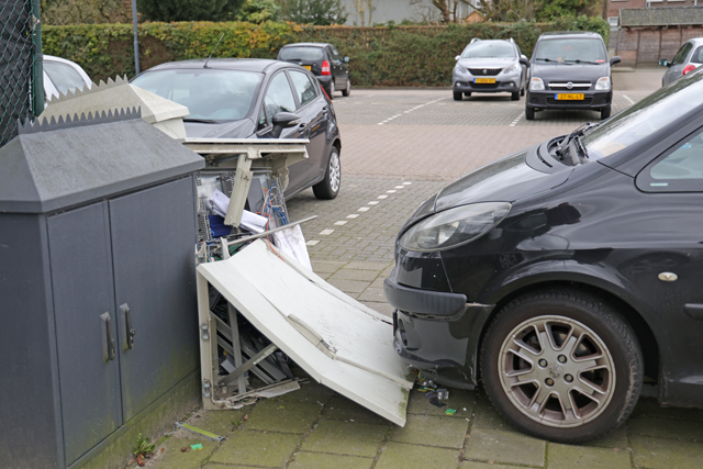 Bestuurder rijdt stroomkast van betaalsysteem en slagbomen uit de grond aan De Els Waalwijk