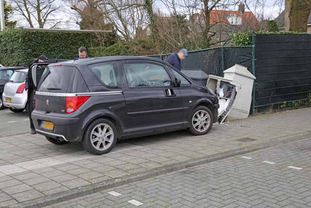 Bestuurder rijdt stroomkast van betaalsysteem en slagbomen uit de grond aan De Els Waalwijk