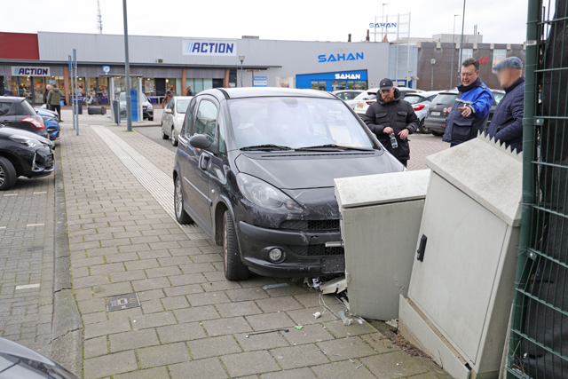 Bestuurder rijdt stroomkast van betaalsysteem en slagbomen uit de grond aan De Els Waalwijk
