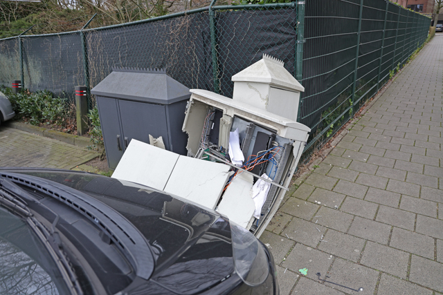 Bestuurder rijdt stroomkast van betaalsysteem en slagbomen uit de grond aan De Els Waalwijk