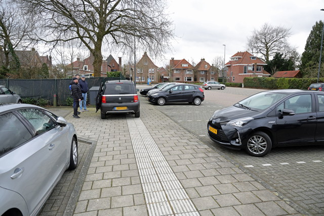 Bestuurder rijdt stroomkast van betaalsysteem en slagbomen uit de grond aan De Els Waalwijk