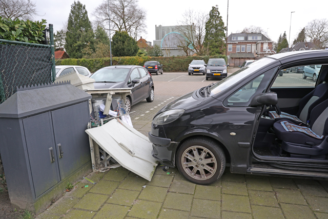 Bestuurder rijdt stroomkast van betaalsysteem en slagbomen uit de grond aan De Els Waalwijk