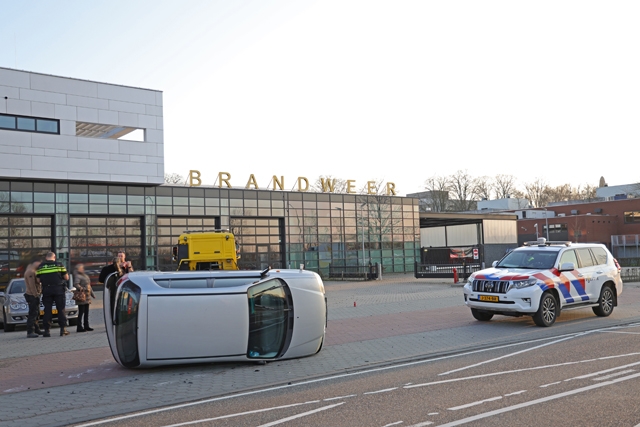 Auto belandt op zijn kant bij aanrijding aan de Taxandriaweg Waalwijk