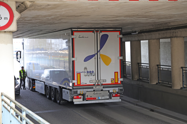 Vrachtwagen staat muurvast onder berucht viaduct aan de Hertog Janstraat Waalwijk