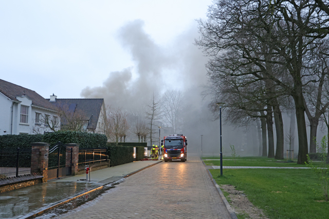 Garage gaat in vlammen op aan de Van Brederodelaan Waalwijk
