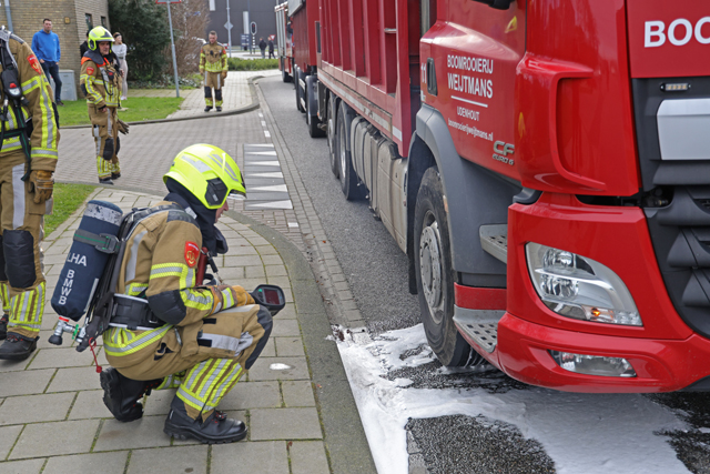 Vastgelopen remmen zorgen voor brand in vrachtwagen aan de Prof. van ’t Hoffweg Waalwijk