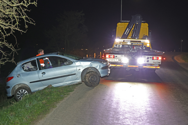 Bestuurder rijdt met auto van talud aan de Valkenvoortweg Waalwijk