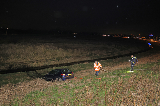 Bestuurder verliest de macht over het stuur op de Midden-Brabantweg Waalwijk