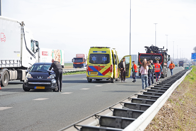 Botsing tussen auto en vrachtwagen op de A59 (Maasroute) Waalwijk