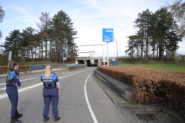 Vrachtwagen staat muurvast onder berucht viaduct aan de Hertog Janstraat Waalwijk