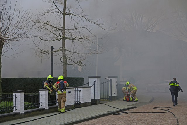 Garage gaat in vlammen op aan de Van Brederodelaan Waalwijk