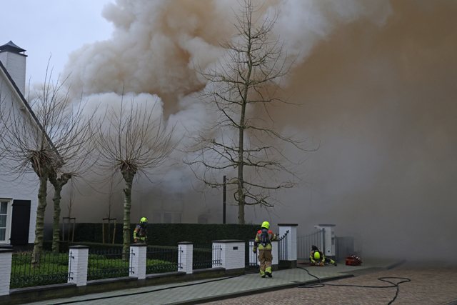 Garage gaat in vlammen op aan de Van Brederodelaan Waalwijk