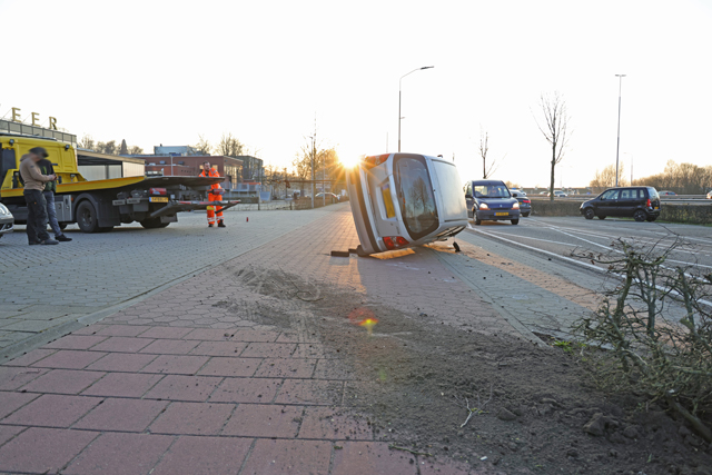 Auto belandt op zijn kant bij aanrijding aan de Taxandriaweg Waalwijk