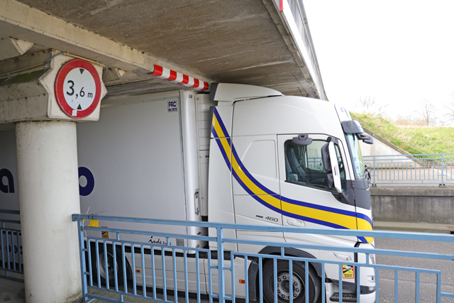 Vrachtwagen staat muurvast onder berucht viaduct aan de Hertog Janstraat Waalwijk