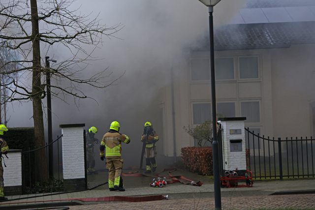Garage gaat in vlammen op aan de Van Brederodelaan Waalwijk