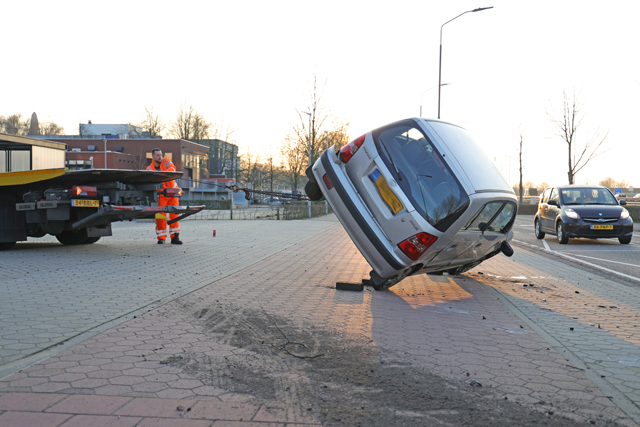 Auto belandt op zijn kant bij aanrijding aan de Taxandriaweg Waalwijk