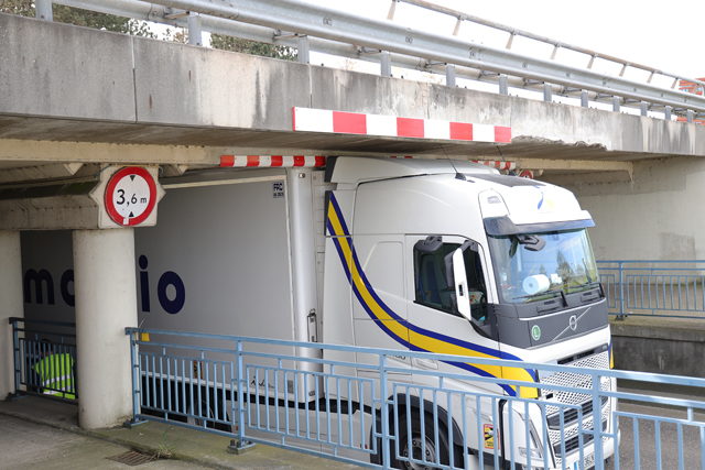 Vrachtwagen staat muurvast onder berucht viaduct aan de Hertog Janstraat Waalwijk