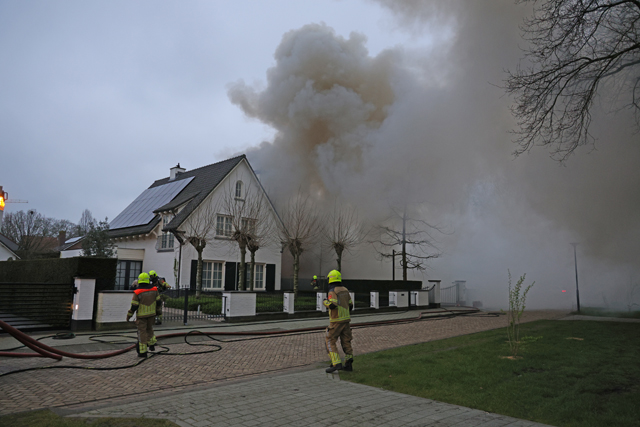 Garage gaat in vlammen op aan de Van Brederodelaan Waalwijk
