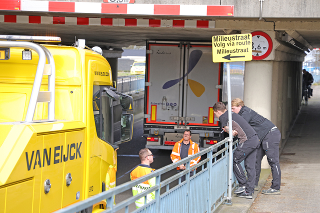 Vrachtwagen staat muurvast onder berucht viaduct aan de Hertog Janstraat Waalwijk