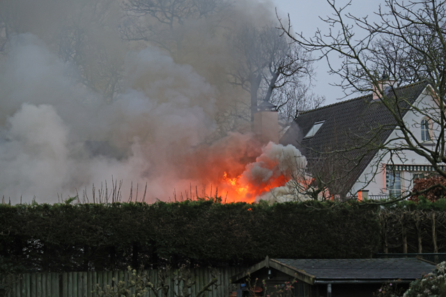 Garage gaat in vlammen op aan de Van Brederodelaan Waalwijk