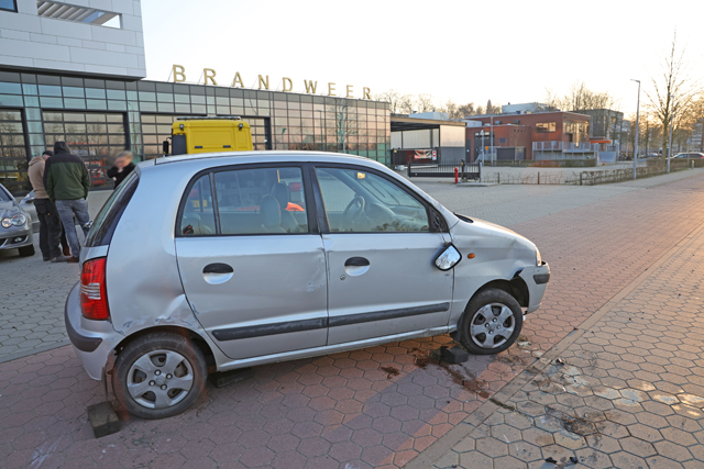 Auto belandt op zijn kant bij aanrijding aan de Taxandriaweg Waalwijk