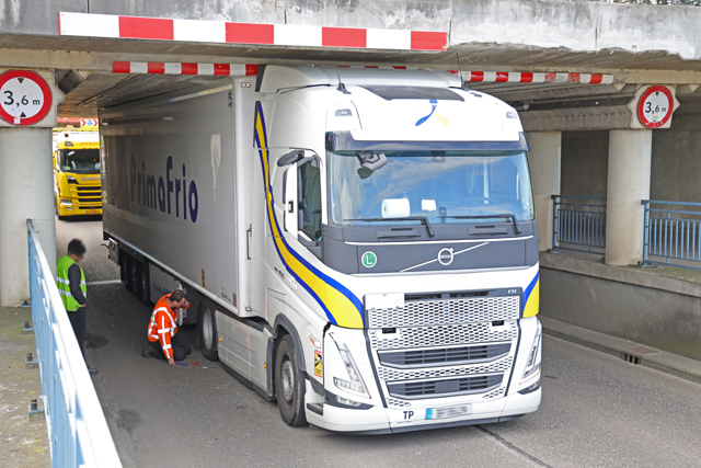Vrachtwagen staat muurvast onder berucht viaduct aan de Hertog Janstraat Waalwijk