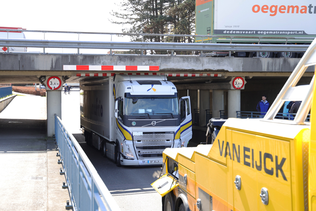 Vrachtwagen staat muurvast onder berucht viaduct aan de Hertog Janstraat Waalwijk