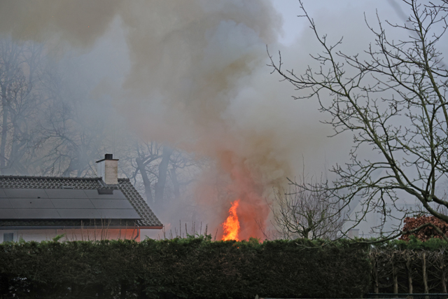 Garage gaat in vlammen op aan de Van Brederodelaan Waalwijk