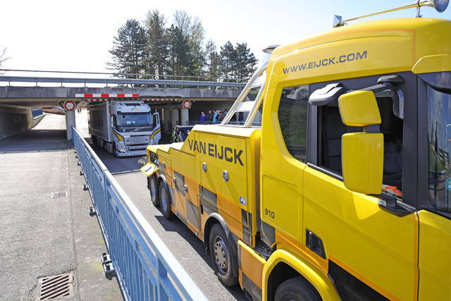 Vrachtwagen staat muurvast onder berucht viaduct aan de Hertog Janstraat Waalwijk
