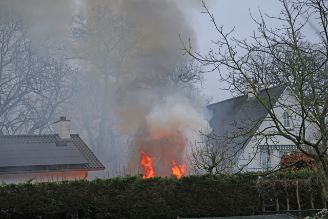 Garage gaat in vlammen op aan de Van Brederodelaan Waalwijk