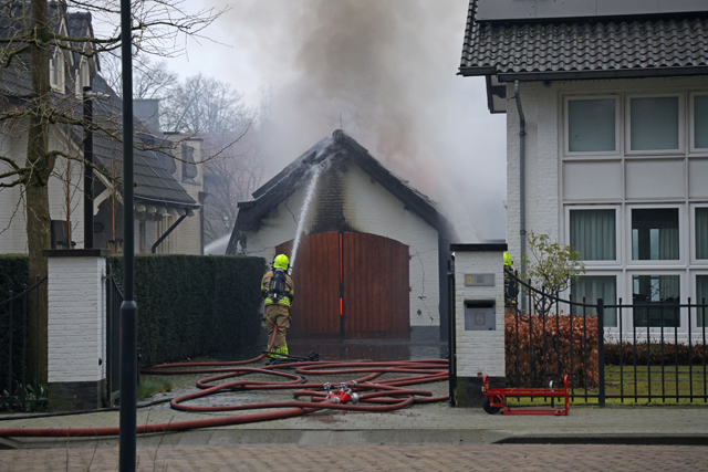 Garage gaat in vlammen op aan de Van Brederodelaan Waalwijk