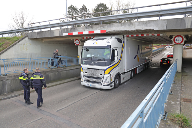 Vrachtwagen staat muurvast onder berucht viaduct aan de Hertog Janstraat Waalwijk